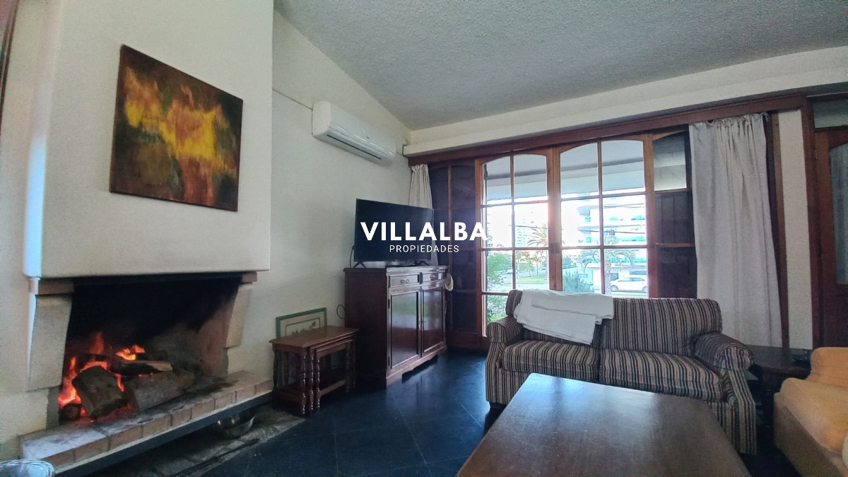 Apartamento ID.3319 - Vende casa de 3 dormitorios (incluye depp), en Parada 4 de Playa Mansa, Punta del Este