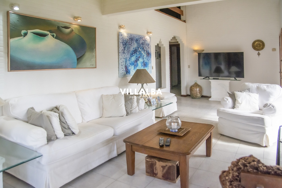 Casa ID.1694 - Gran chalet de 6 dormitorios en venta en zona residencial.