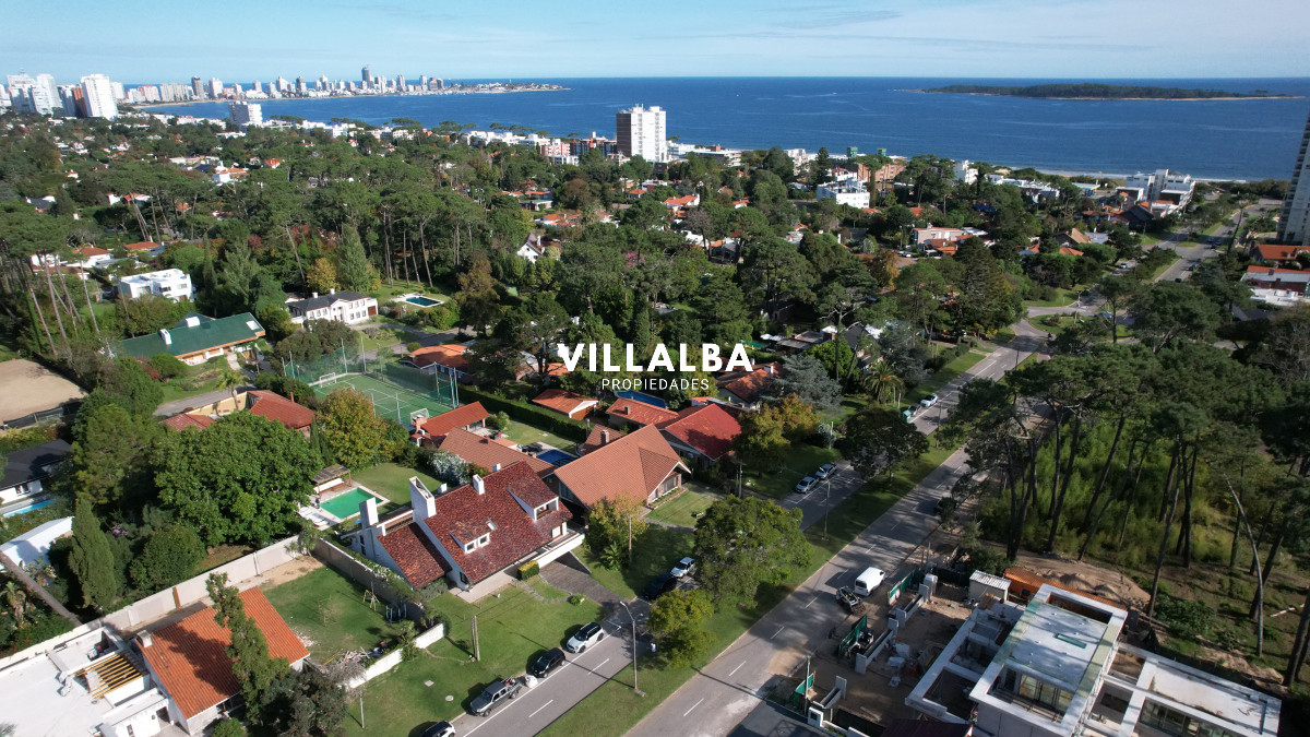 Apartamento ID.3594 - Casa a la venta en playa mansa Punta Del Este, gran tamaño ubicada en zona privilegiada.