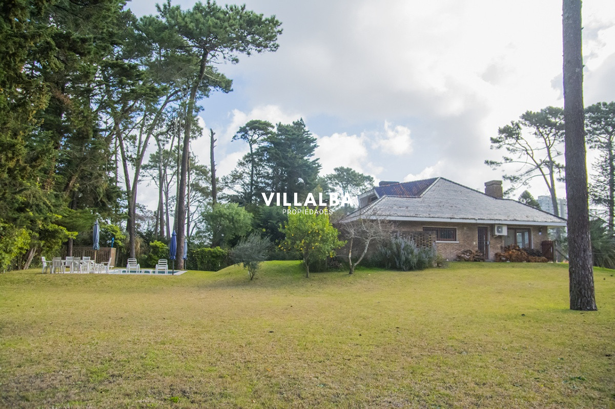 Casa ID.1694 - Gran chalet de 6 dormitorios en venta en zona residencial.