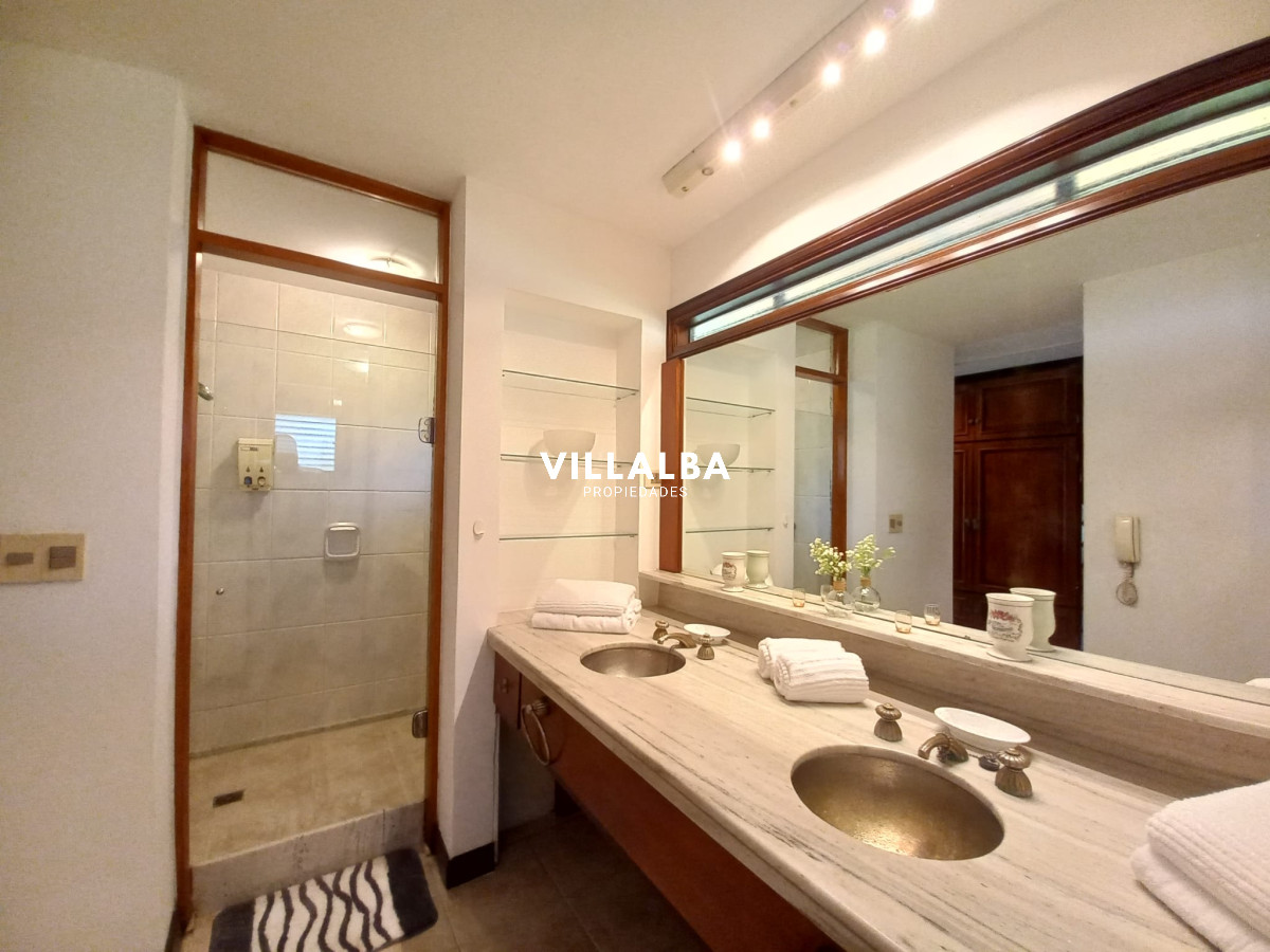 Apartamento ID.2237 - Vende y alquila gran casa de 5 dormitorios en Playa Mansa, Punta del Este 
