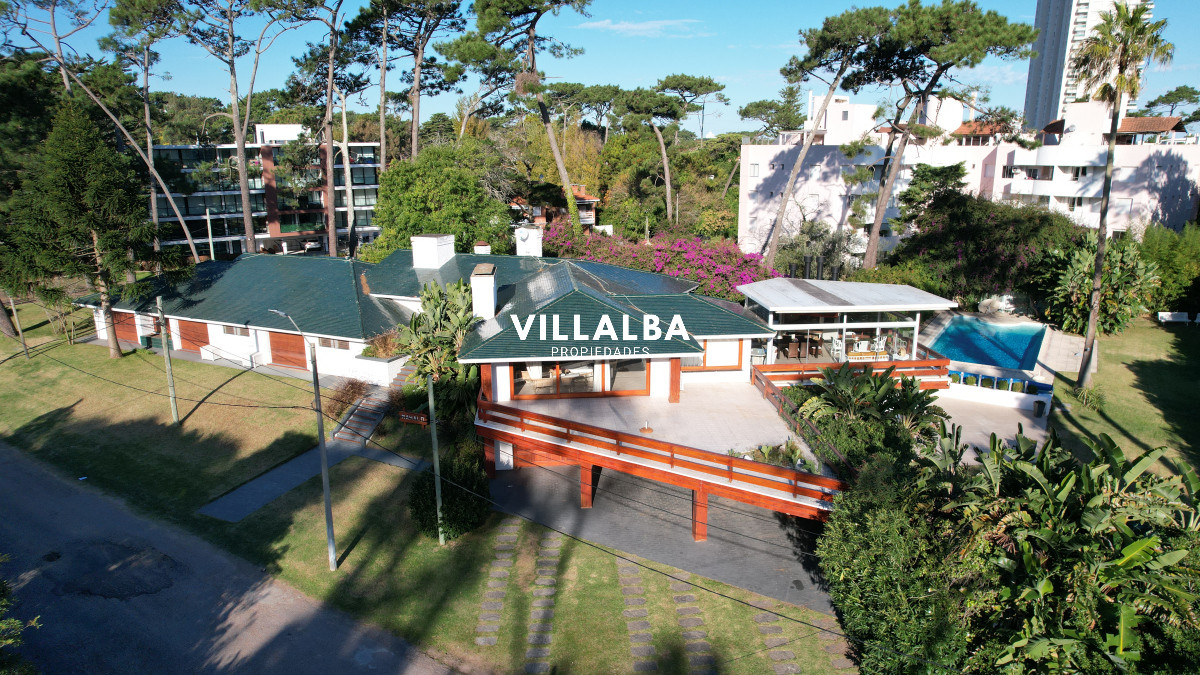 Apartamento ID.2237 - Vende y alquila gran casa de 5 dormitorios en Playa Mansa, Punta del Este 