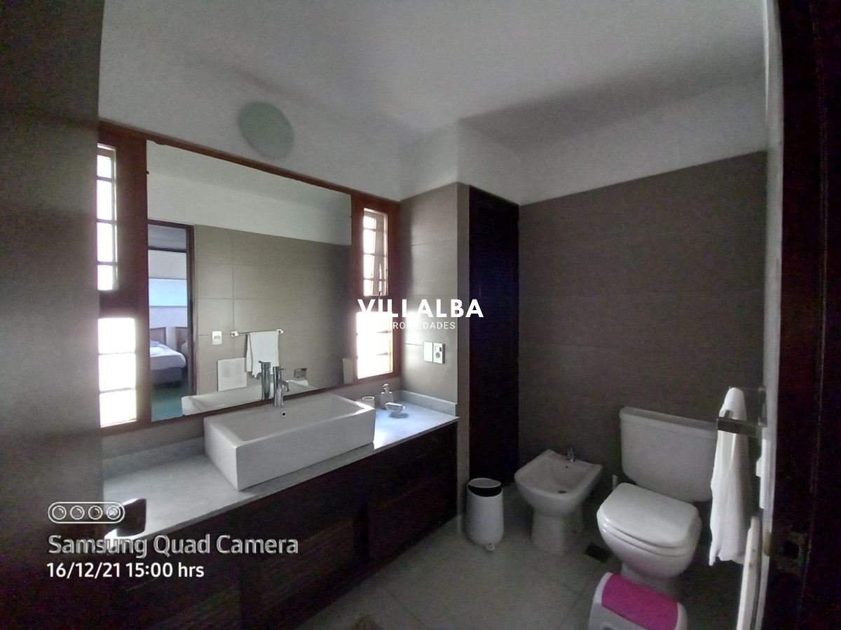 Casa ID.1689 - Vende casa en excelente estado, reciclada. De 6 dormitorios en Peninsula. Punta del Este