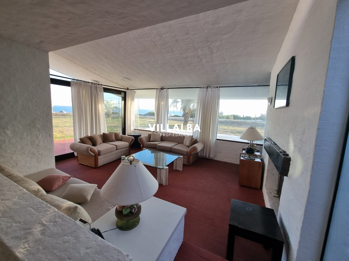 Apartamento ID.2038 - Oportunidad, casa en primera línea de playa mansa.
