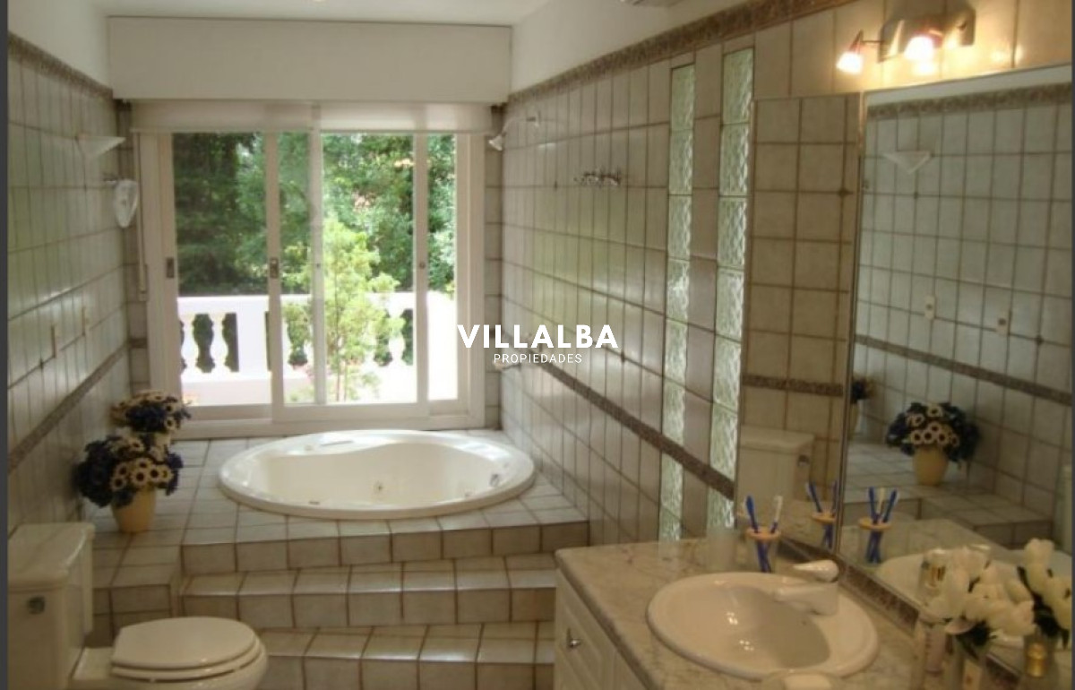 Apartamento ID.1693 - Hermosa casa en venta de 5 dormitorios.