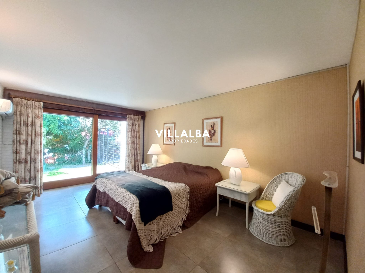 Apartamento ID.2237 - Vende y alquila gran casa de 5 dormitorios en Playa Mansa, Punta del Este 