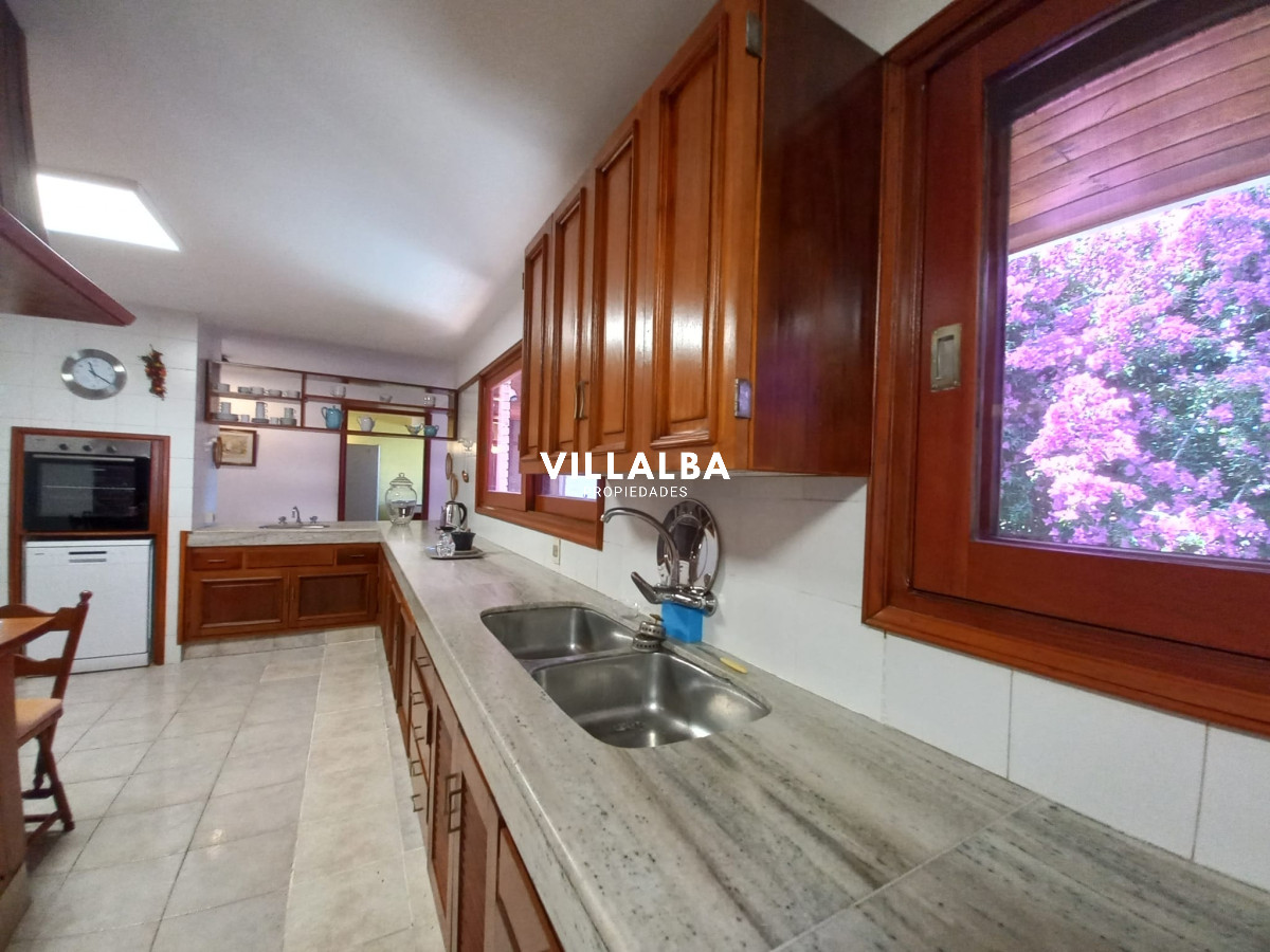 Apartamento ID.2237 - Vende y alquila gran casa de 5 dormitorios en Playa Mansa, Punta del Este 