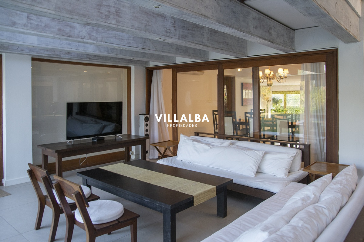 Apartamento ID.3594 - Casa a la venta en playa mansa Punta Del Este, gran tamaño ubicada en zona privilegiada.