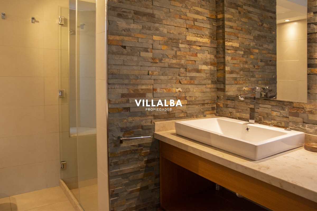 Apartamento ID.3594 - Casa a la venta en playa mansa Punta Del Este, gran tamaño ubicada en zona privilegiada.