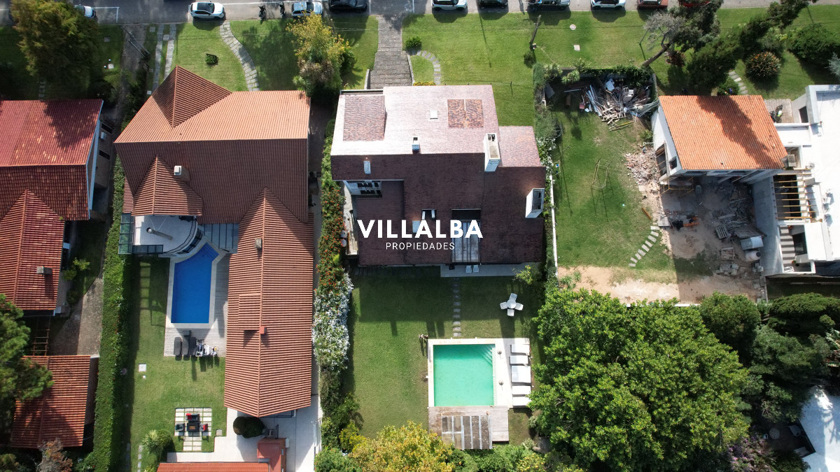 Apartamento ID.3594 - Casa a la venta en playa mansa Punta Del Este, gran tamaño ubicada en zona privilegiada.