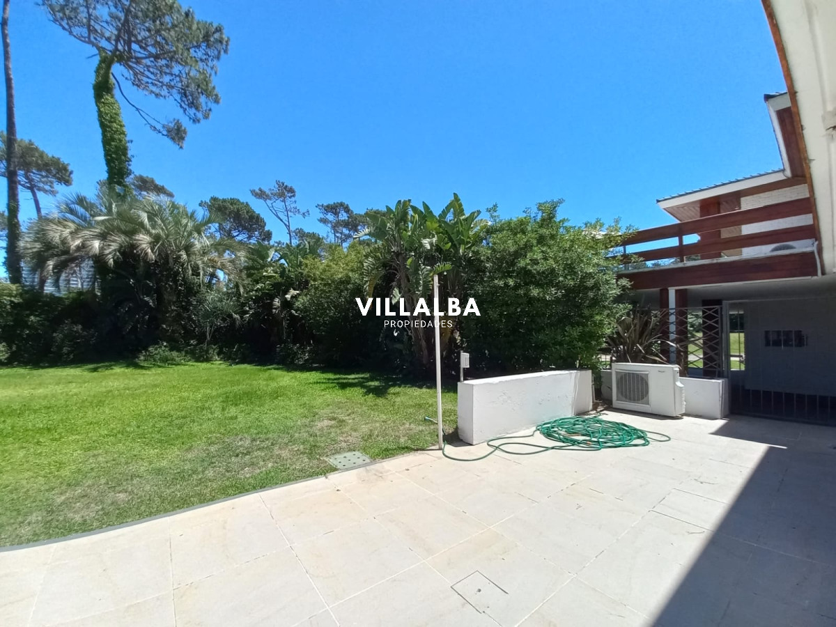Apartamento ID.2237 - Vende y alquila gran casa de 5 dormitorios en Playa Mansa, Punta del Este 
