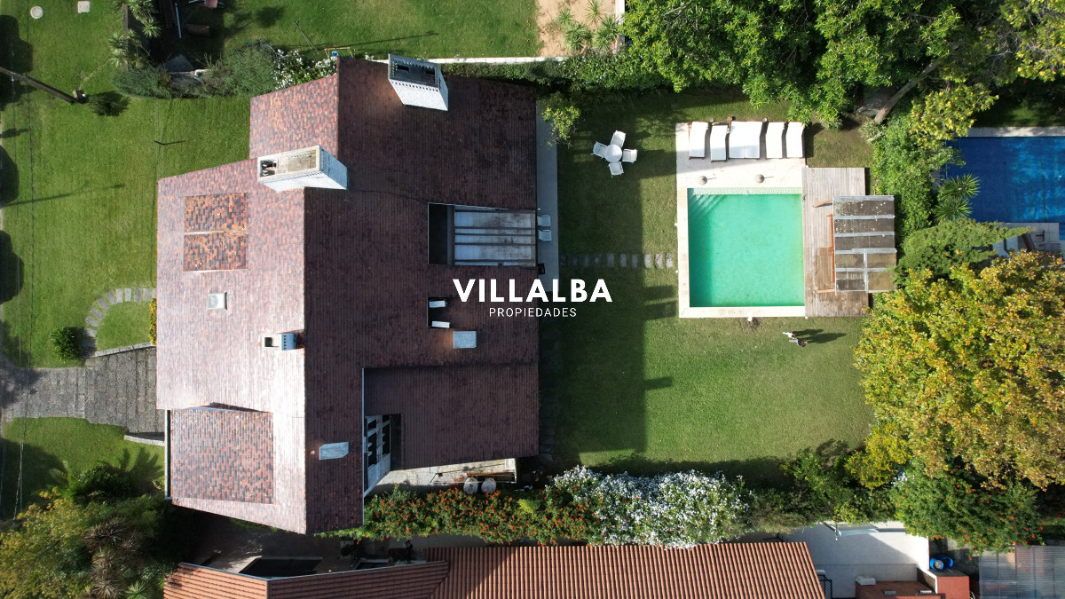 Apartamento ID.3594 - Casa a la venta en playa mansa Punta Del Este, gran tamaño ubicada en zona privilegiada.