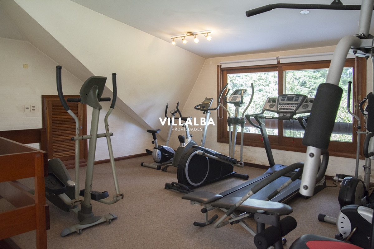 Casa ID.1694 - Gran chalet de 6 dormitorios en venta en zona residencial.