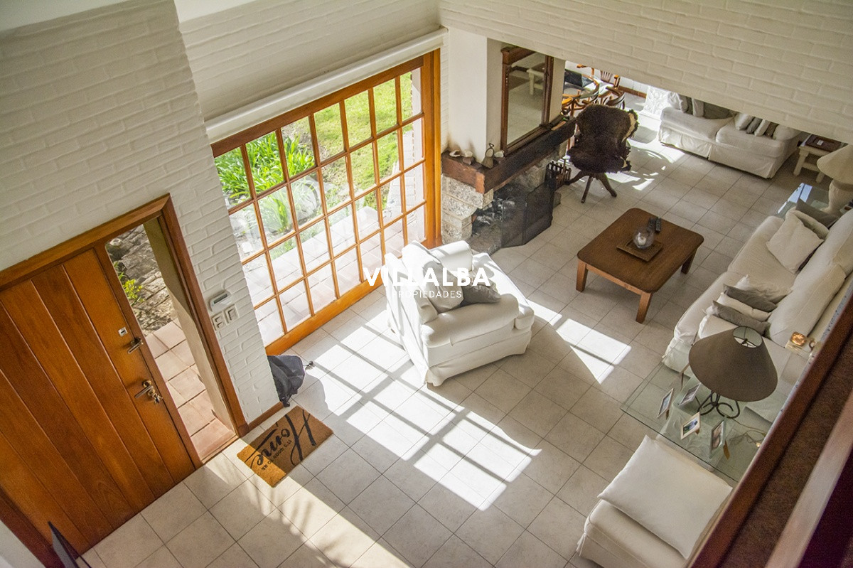 Casa ID.1694 - Gran chalet de 6 dormitorios en venta en zona residencial.