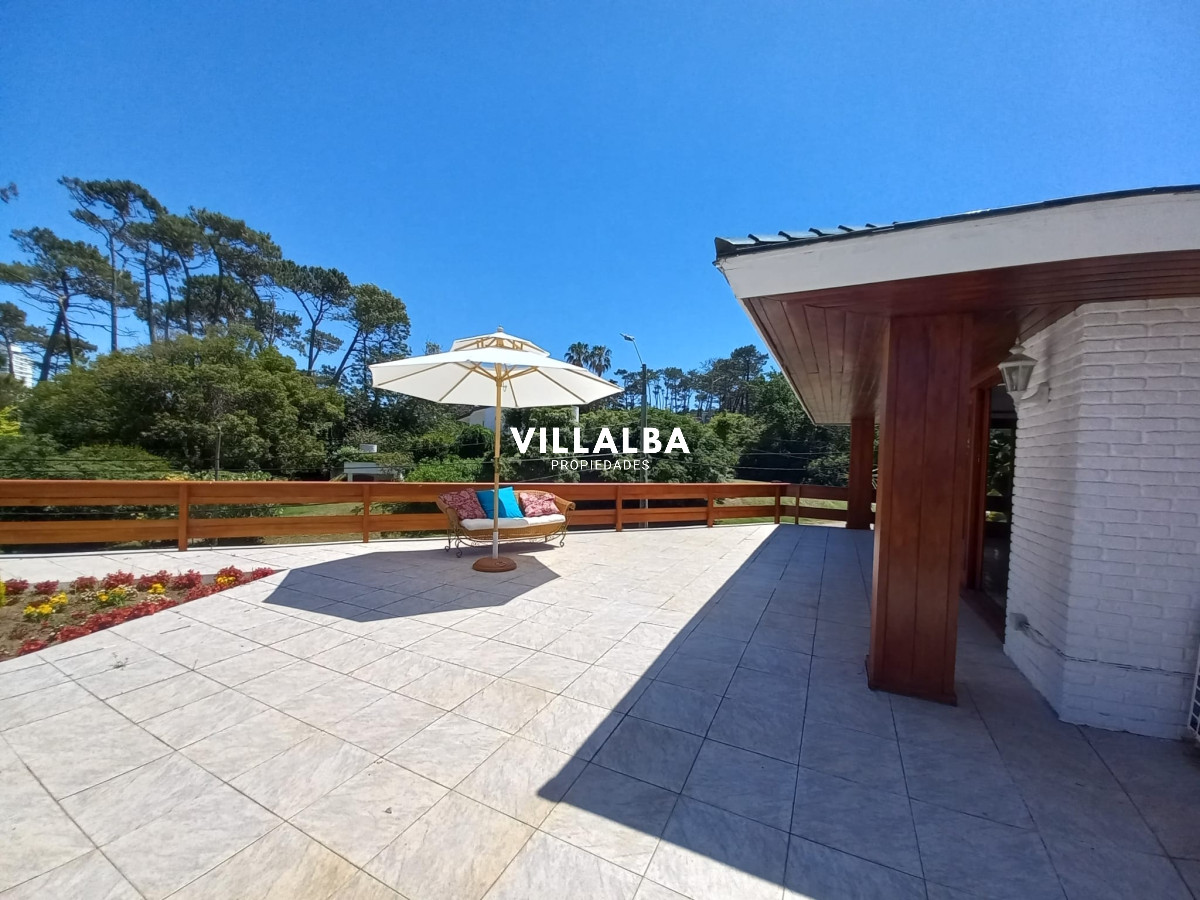 Apartamento ID.2237 - Vende y alquila gran casa de 5 dormitorios en Playa Mansa, Punta del Este 
