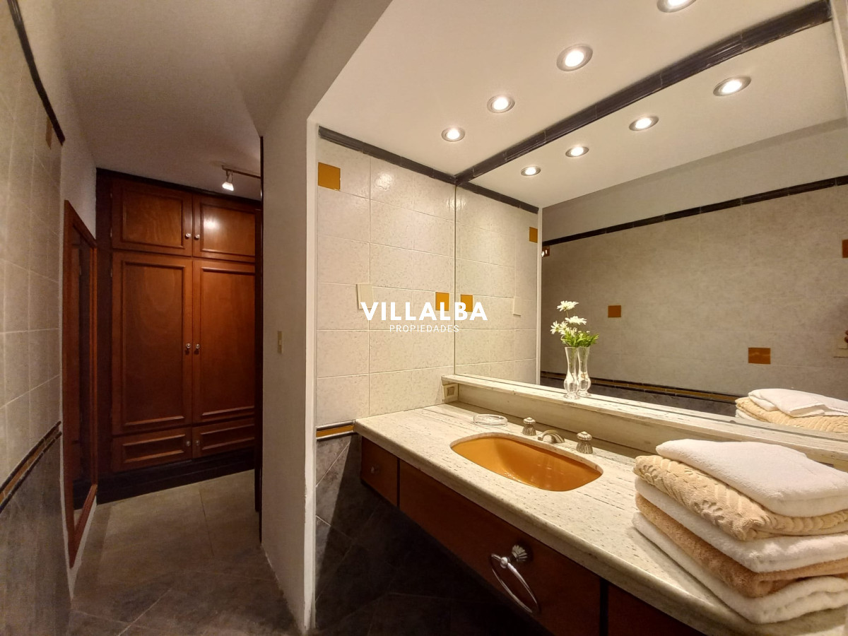 Apartamento ID.2237 - Vende y alquila gran casa de 5 dormitorios en Playa Mansa, Punta del Este 