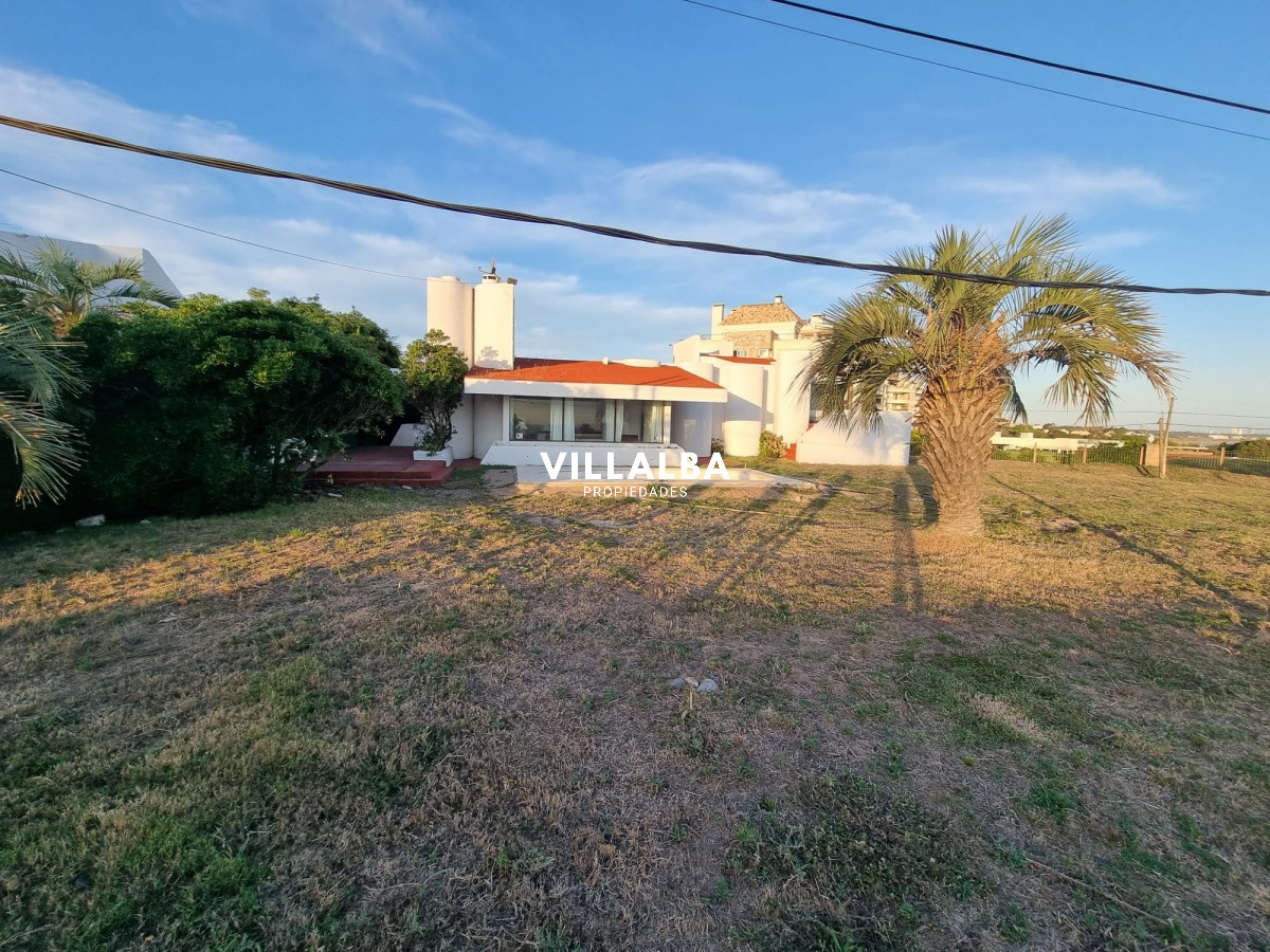 Apartamento ID.2038 - Oportunidad, casa en primera línea de playa mansa.