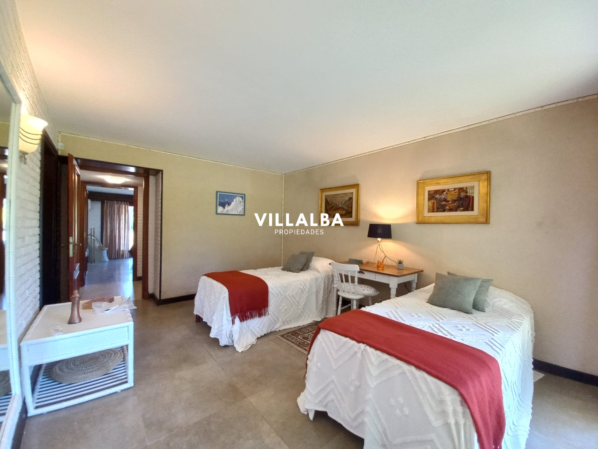 Apartamento ID.2237 - Vende y alquila gran casa de 5 dormitorios en Playa Mansa, Punta del Este 
