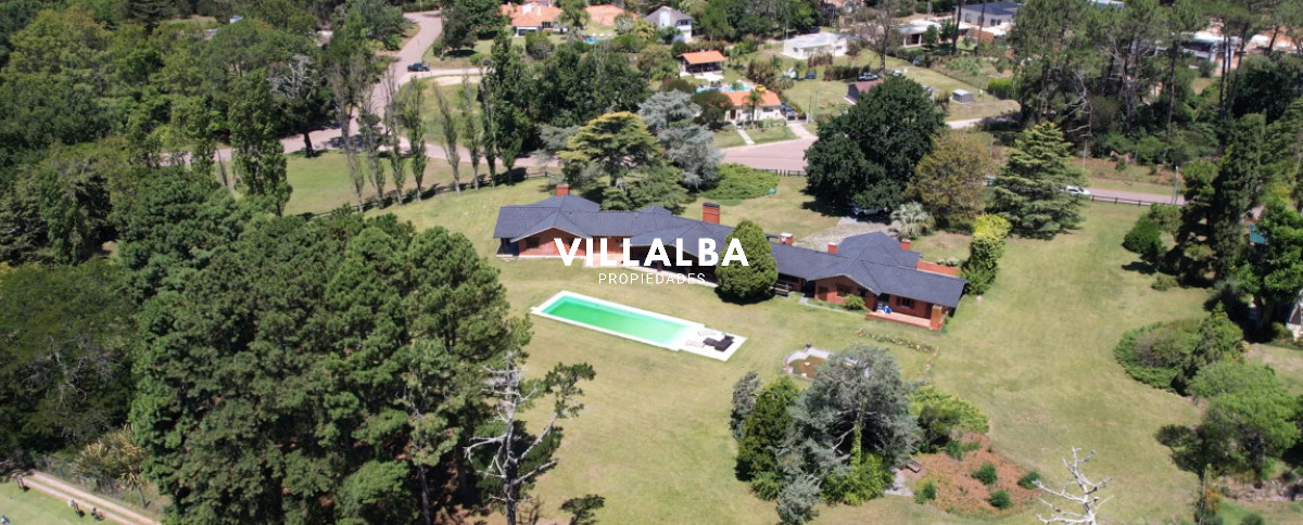 Casa ID.3251 - En venta casa de 4 dormitorios, con agradable entorno en Golf, Punta del Este.