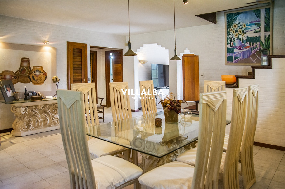 Casa ID.1694 - Gran chalet de 6 dormitorios en venta en zona residencial.