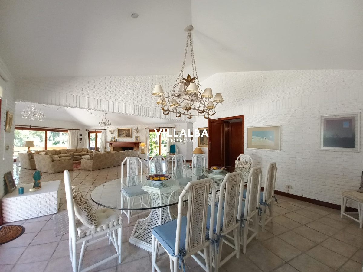 Apartamento ID.2237 - Vende y alquila gran casa de 5 dormitorios en Playa Mansa, Punta del Este 