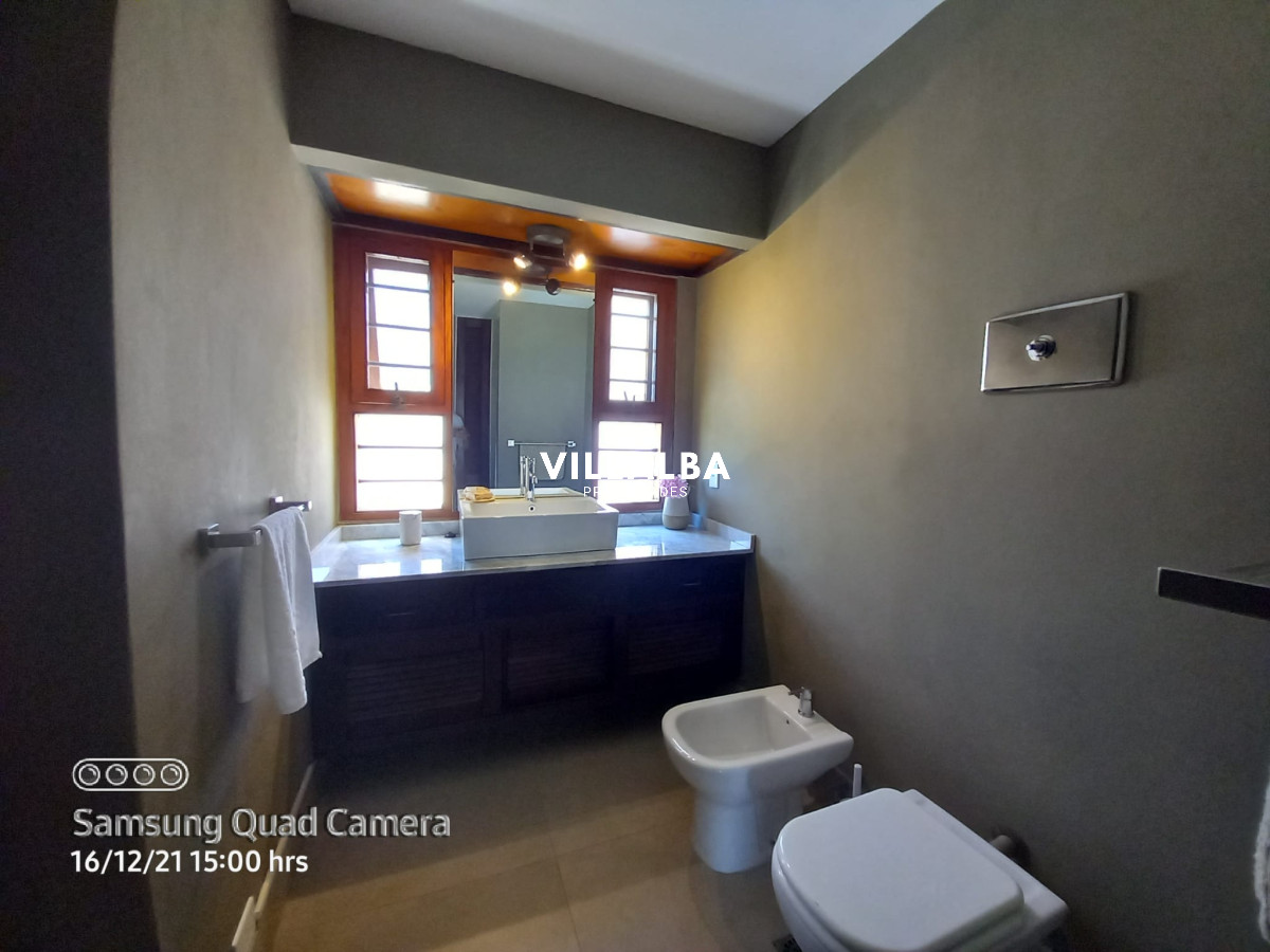 Casa ID.1689 - Vende casa en excelente estado, reciclada. De 6 dormitorios en Peninsula. Punta del Este