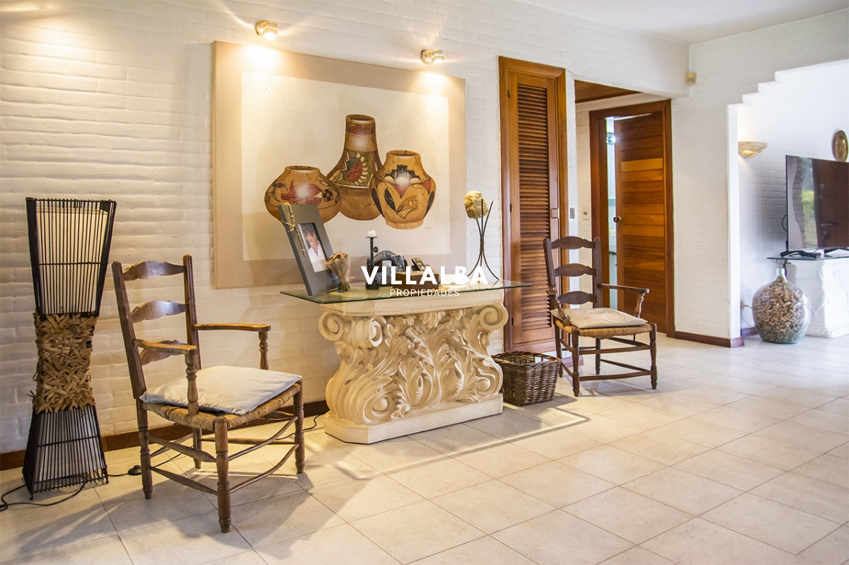 Casa ID.1694 - Gran chalet de 6 dormitorios en venta en zona residencial.