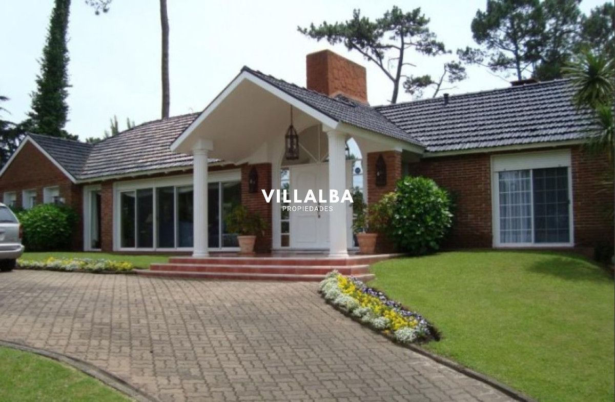 Apartamento ID.1693 - Hermosa casa en venta de 5 dormitorios.