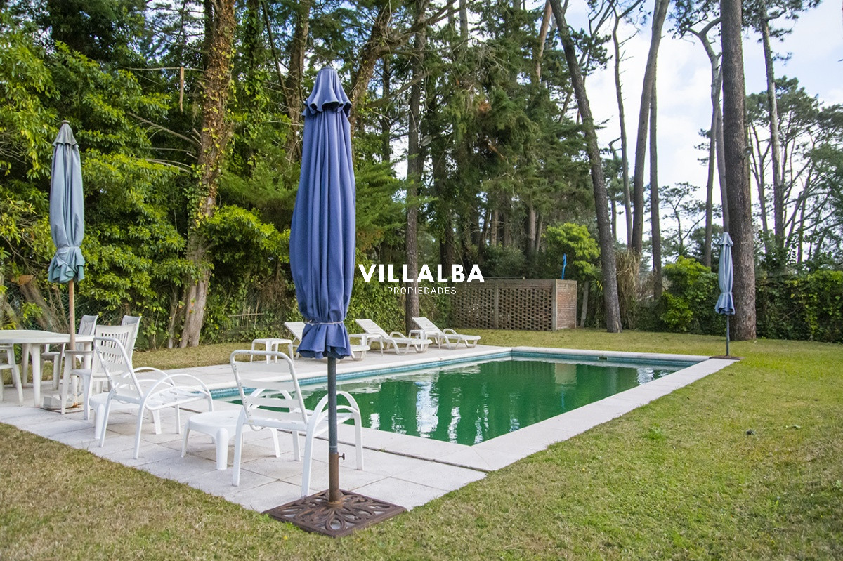 Casa ID.1694 - Gran chalet de 6 dormitorios en venta en zona residencial.