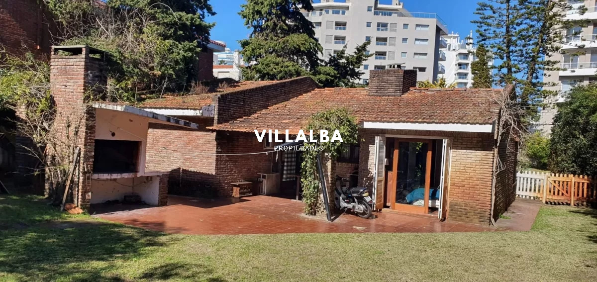Apartamento ID.1483 - Venta Casa en Aidy Grill, Punta del Este con parrillero a pocas cuadras del mar