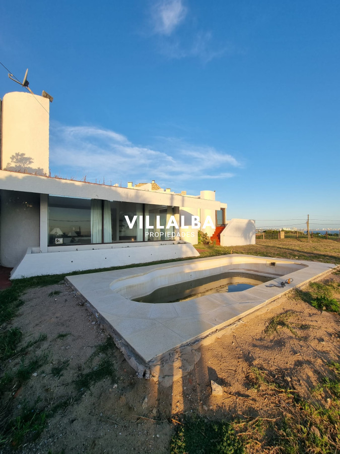 Apartamento ID.2038 - Oportunidad, casa en primera línea de playa mansa.