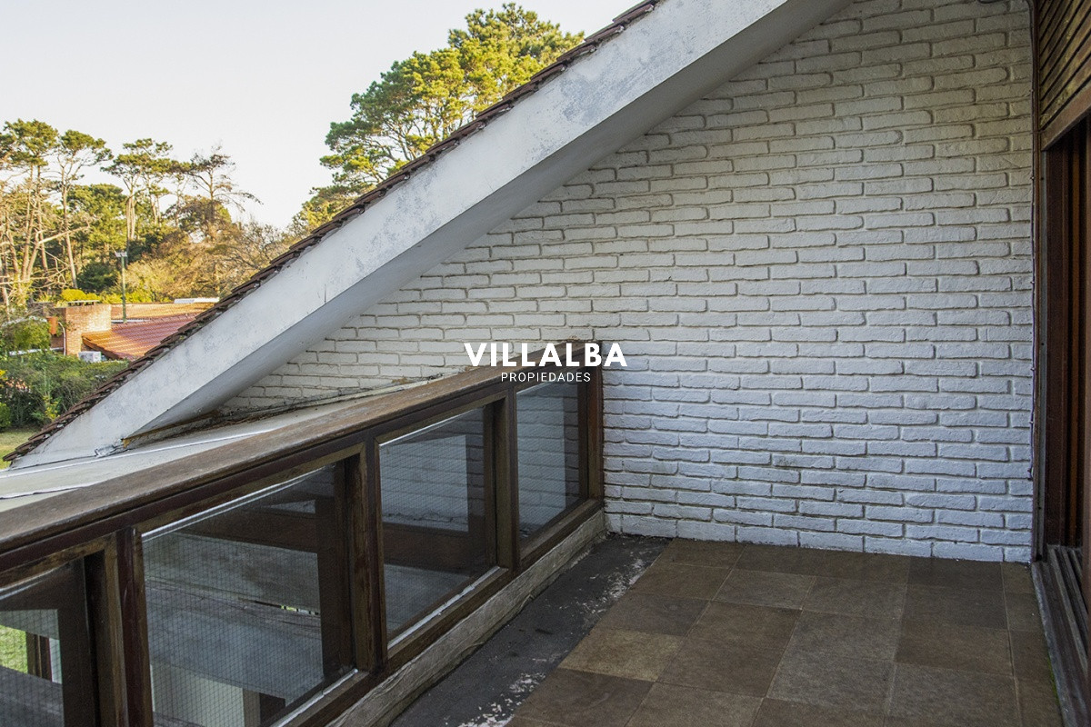 Apartamento ID.3594 - Casa a la venta en playa mansa Punta Del Este, gran tamaño ubicada en zona privilegiada.