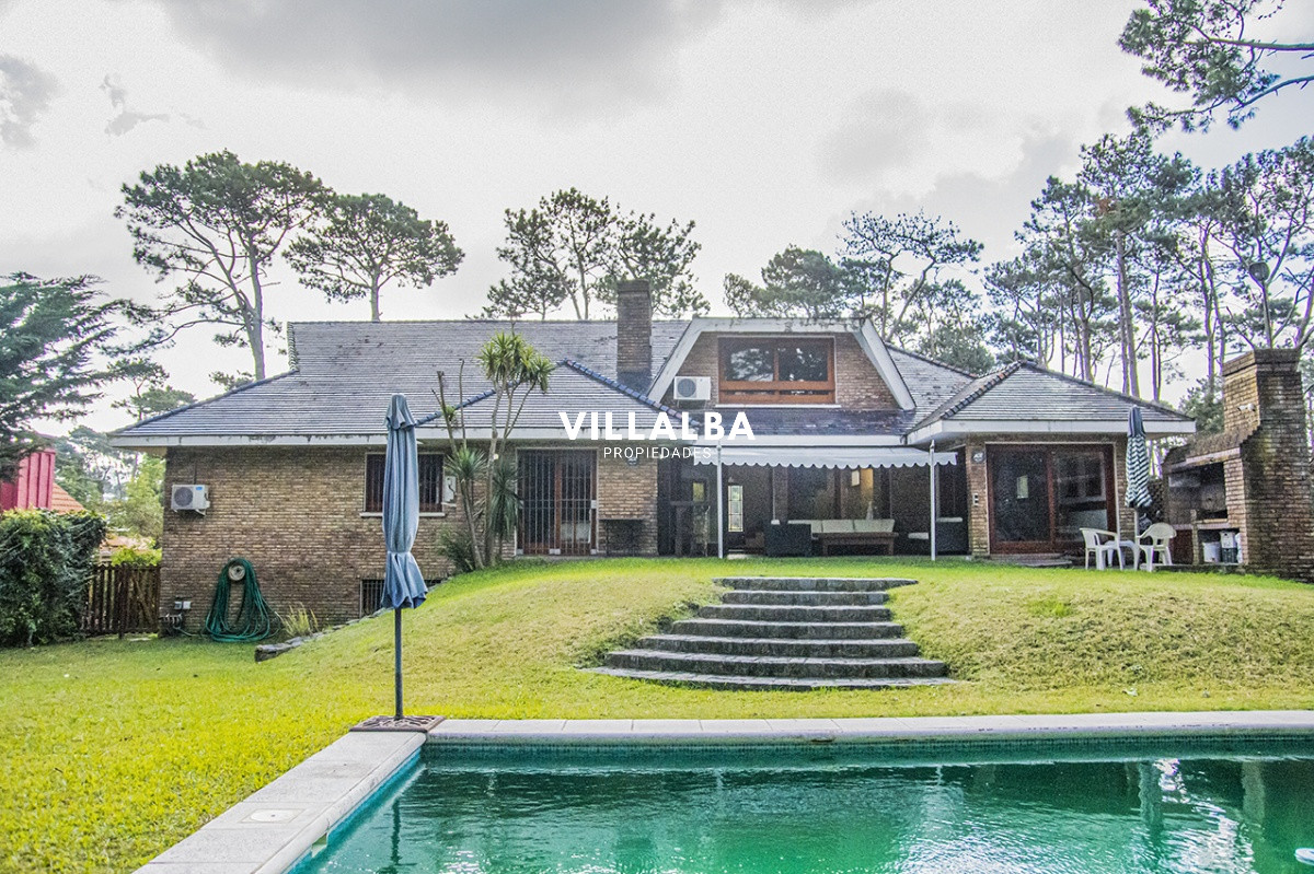 Casa ID.1694 - Gran chalet de 6 dormitorios en venta en zona residencial.