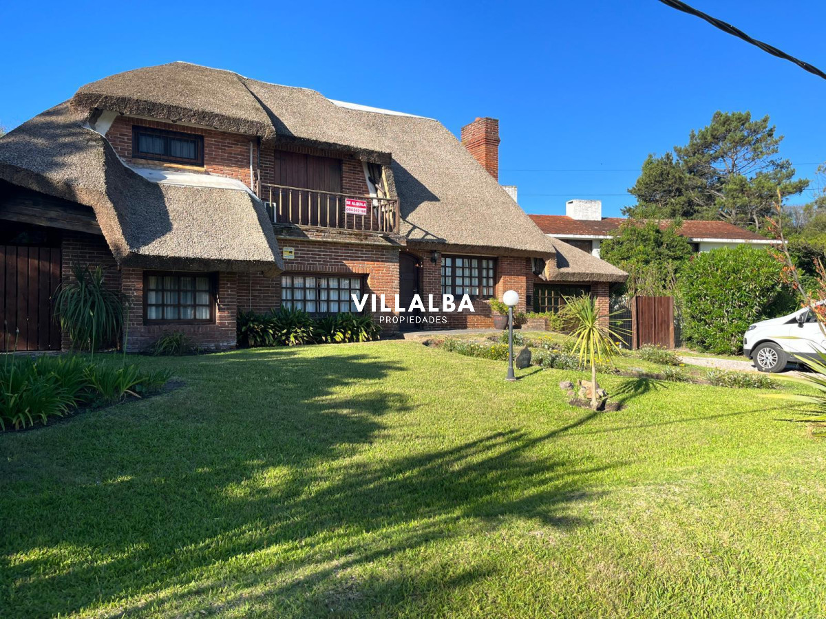 Casa ID.3671 - Hermosa cabaña de 4 dormitorios en venta a metros de Playa Mansa, Punta del Este