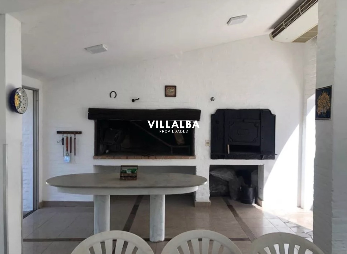 Apartamento ID.4770 - Vende espectacular casa en Lugano de 3 dormitorios, con piscina y parrillero.