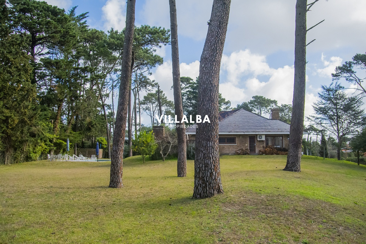 Casa ID.1694 - Gran chalet de 6 dormitorios en venta en zona residencial.