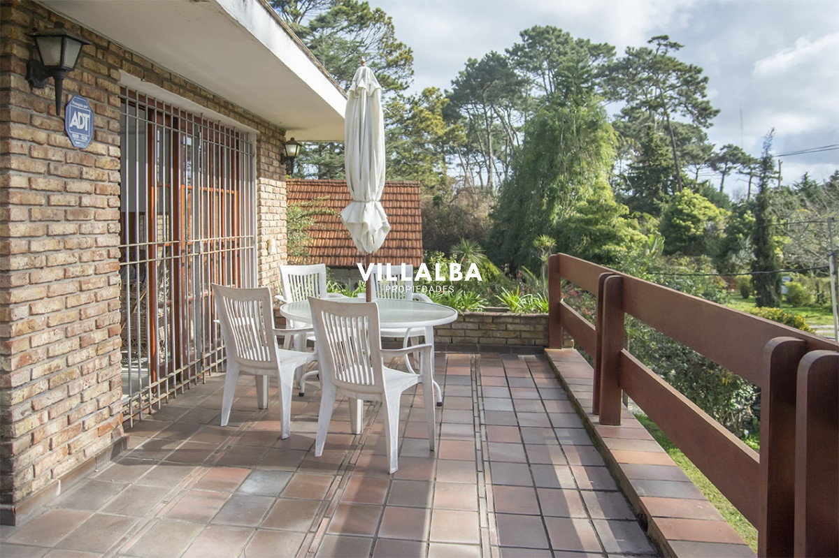 Casa ID.1694 - Gran chalet de 6 dormitorios en venta en zona residencial.