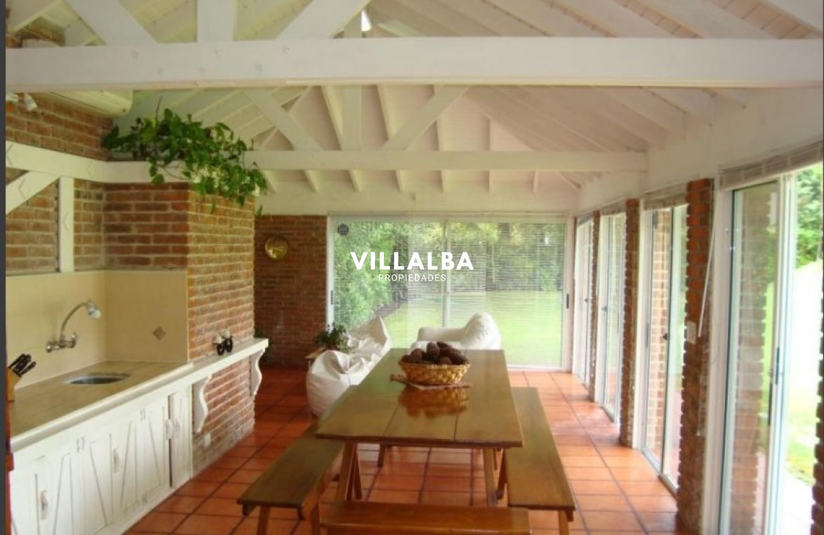 Apartamento ID.1693 - Hermosa casa en venta de 5 dormitorios.