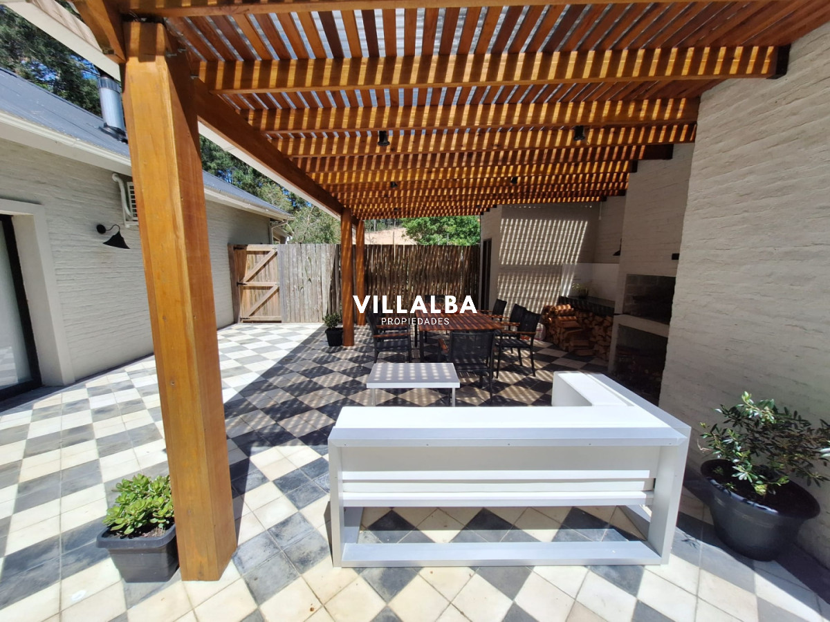 Apartamento ID.3826 - Vende casa de 3 dormitorios con fondo al Club de Golf, Punta Ballena