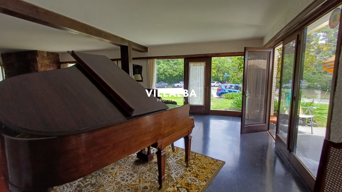 Apartamento ID.2803 - Vende Casa en Zona comercial en Lugano - Punta del Este