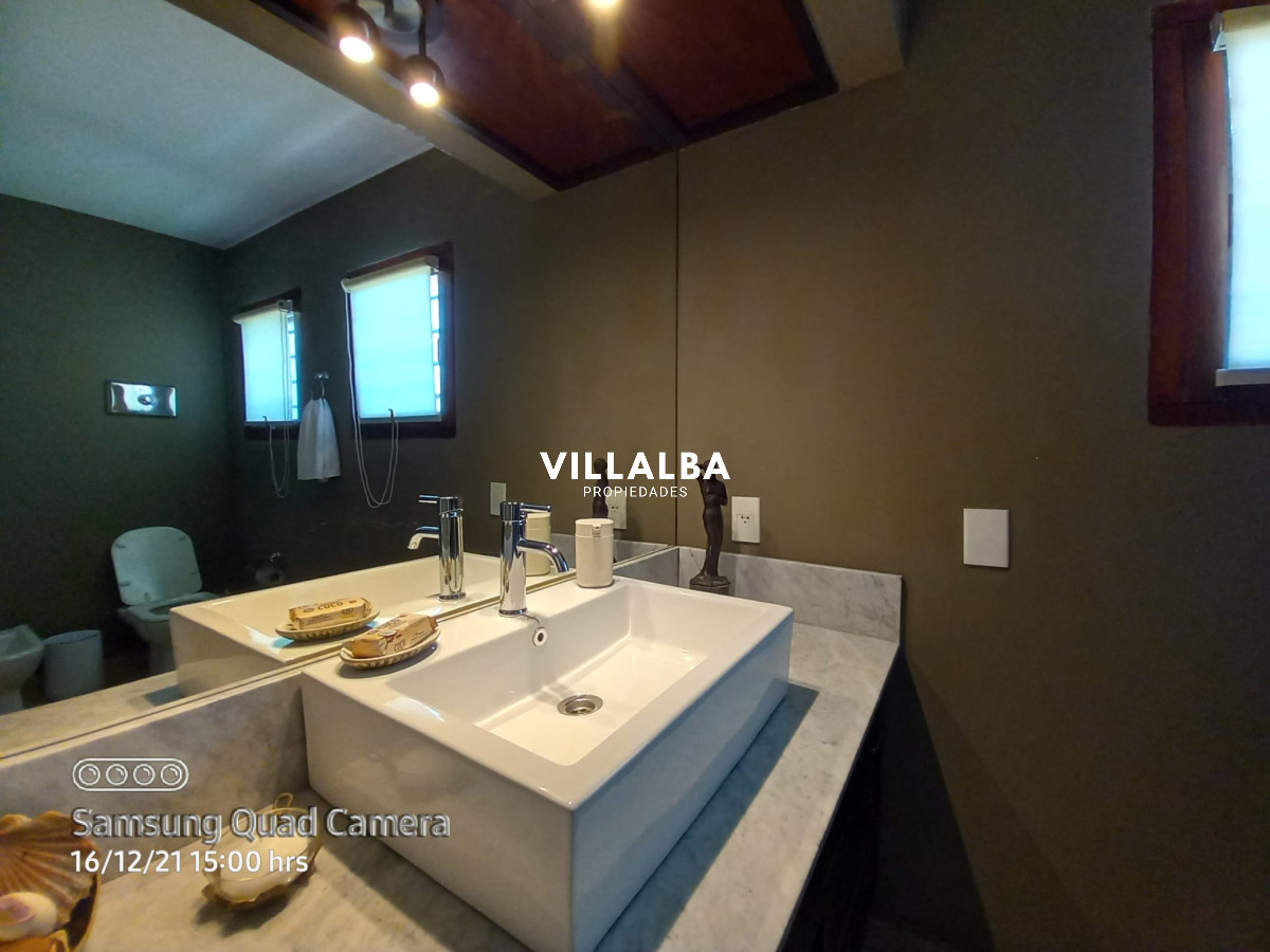Casa ID.1689 - Vende casa en excelente estado, reciclada. De 6 dormitorios en Peninsula. Punta del Este
