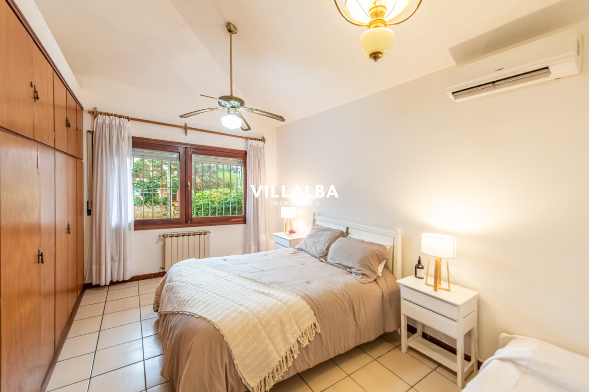 Apartamento ID.4829 - Vendemos espectacular casa de 4 dormitorios en Playa Mansa, Punta del este