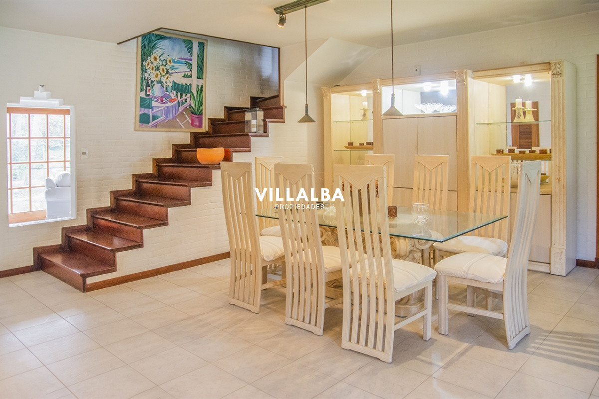 Casa ID.1694 - Gran chalet de 6 dormitorios en venta en zona residencial.