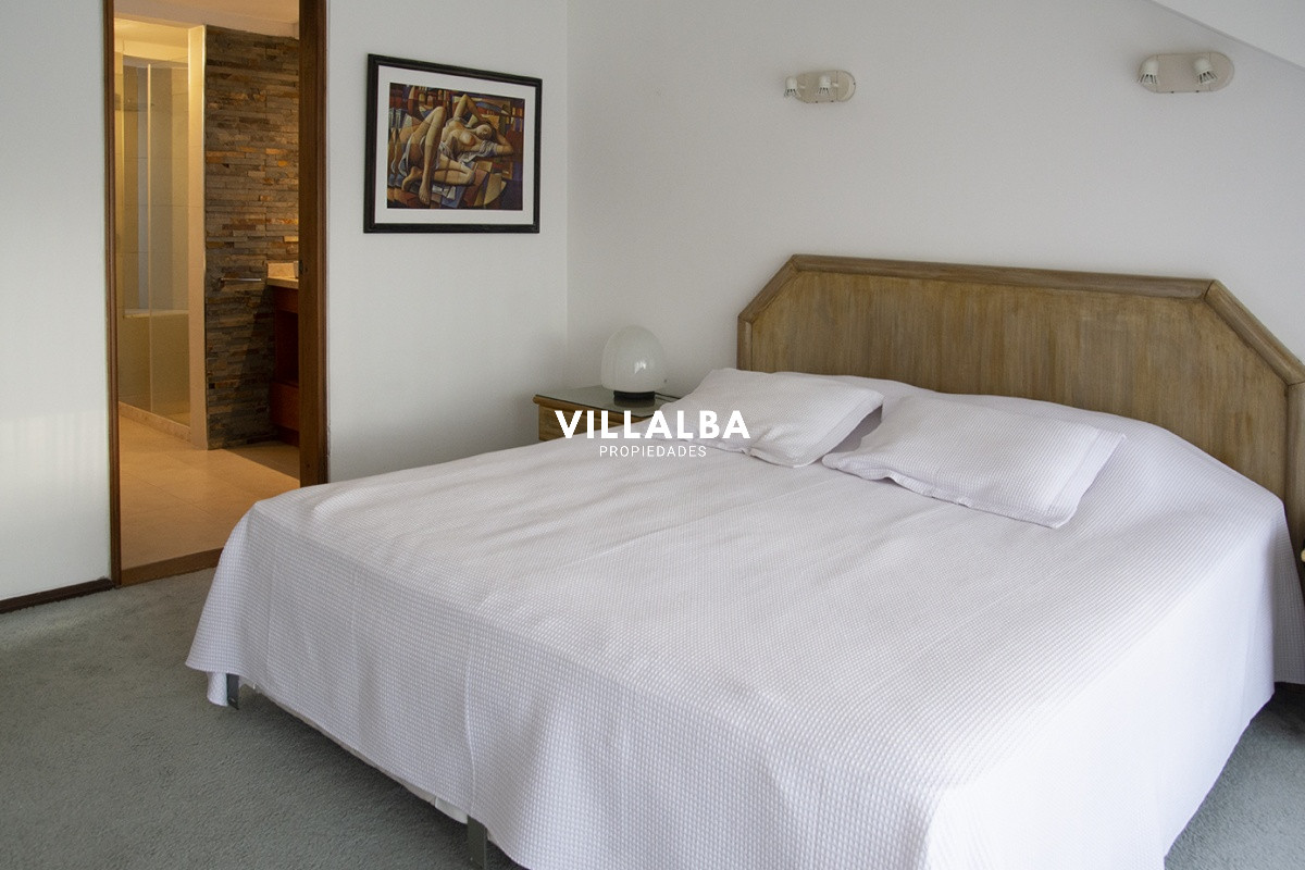 Apartamento ID.3594 - Casa a la venta en playa mansa Punta Del Este, gran tamaño ubicada en zona privilegiada.