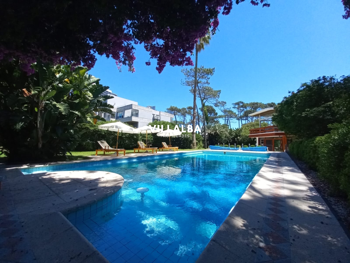 Apartamento ID.2237 - Vende y alquila gran casa de 5 dormitorios en Playa Mansa, Punta del Este 