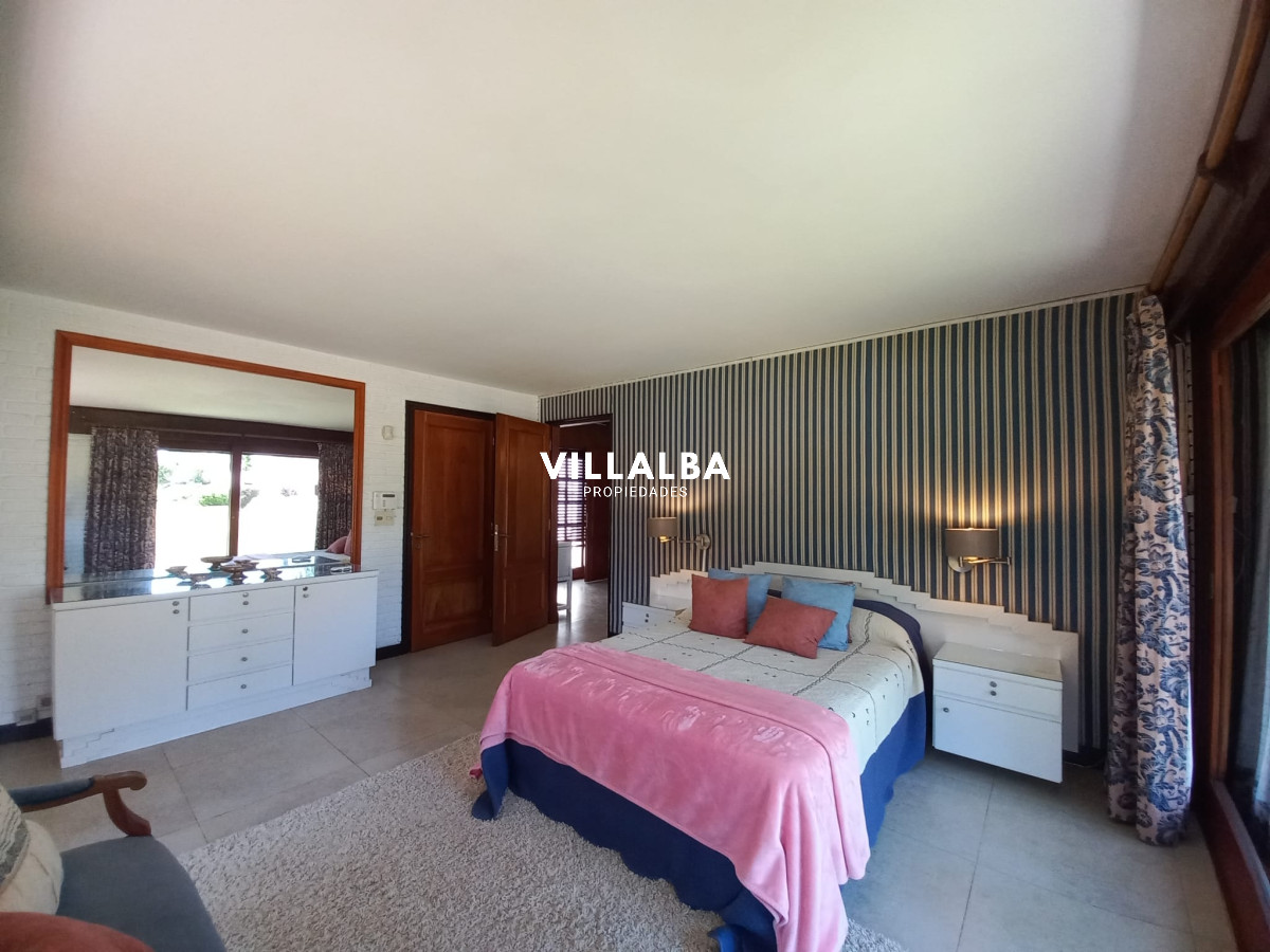 Apartamento ID.2237 - Vende y alquila gran casa de 5 dormitorios en Playa Mansa, Punta del Este 