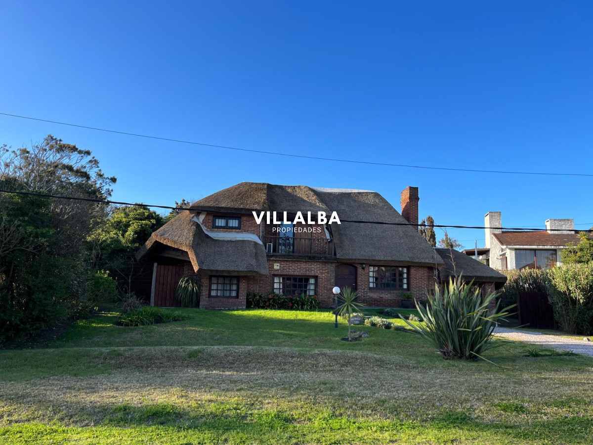 Casa ID.3671 - Hermosa cabaña de 4 dormitorios en venta a metros de Playa Mansa, Punta del Este