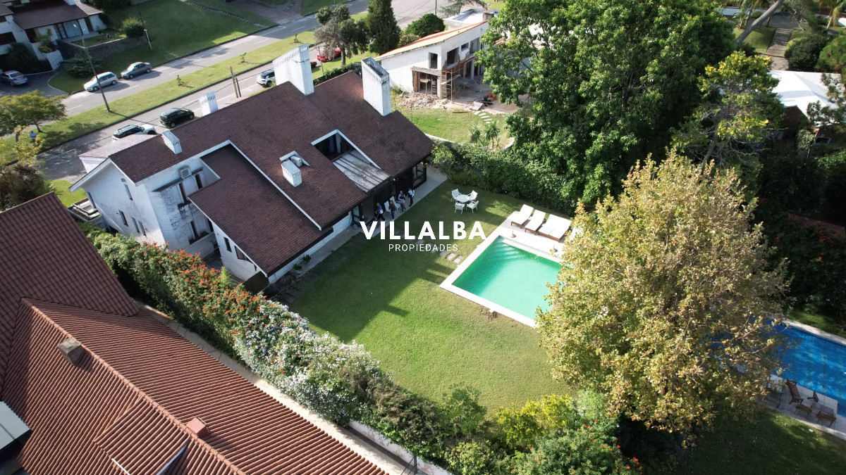 Apartamento ID.3594 - Casa a la venta en playa mansa Punta Del Este, gran tamaño ubicada en zona privilegiada.