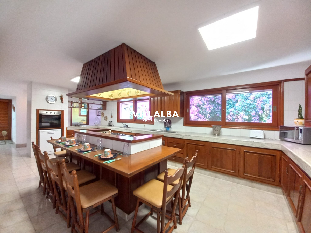 Apartamento ID.2237 - Vende y alquila gran casa de 5 dormitorios en Playa Mansa, Punta del Este 