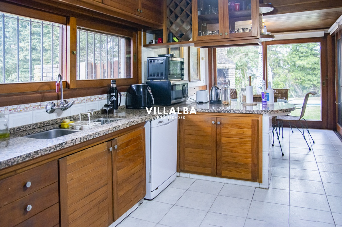 Casa ID.1694 - Gran chalet de 6 dormitorios en venta en zona residencial.